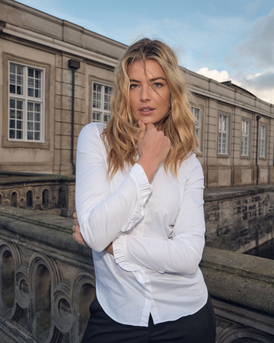 Modelshot / White / Detail